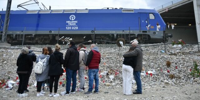 Τέμπη: “Ράγισαν” καρδιές στο μνημόσυνο 40 μέρες μετά την τραγωδία – Συγκλονιστικές στιγμές όταν πέρασε το τρένο