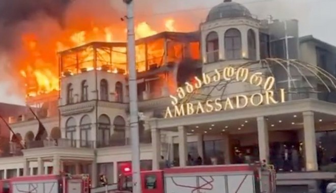 Βίντεο: Μεγάλη φωτιά σε ξενοδοχείο της Τιφλίδας – Πηδούσαν από τα μπαλκόνια οι ένοικοι