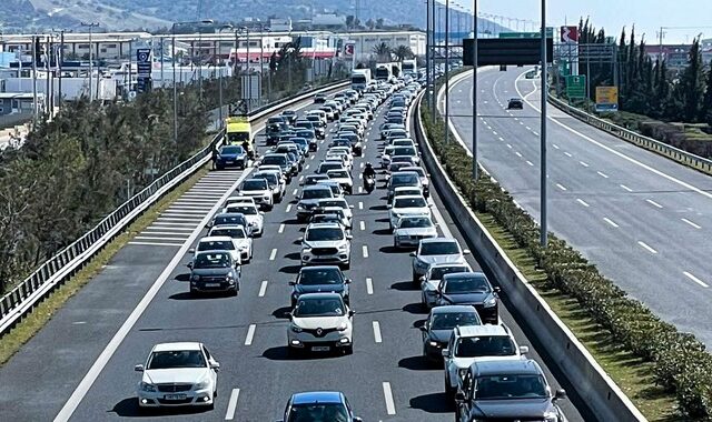 Κίνηση στους δρόμους: Καραμπόλα 5 οχημάτων στην Αττική Οδό – Μποτιλιάρισμα στο σημείο