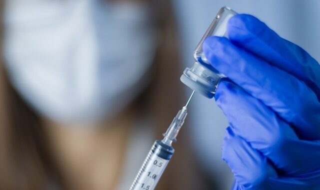 Εμβόλια Covid: Οι αναφορές στον ΕΟΦ για παρενέργειες και θανάτους