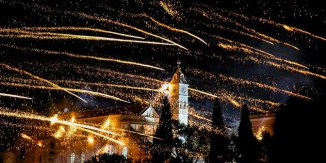 Χίος: Με “άρωμα” Χόλιγουντ ο ρουκετοπόλεμος στο Βροντάδο – Εντυπωσιακά βίντεο