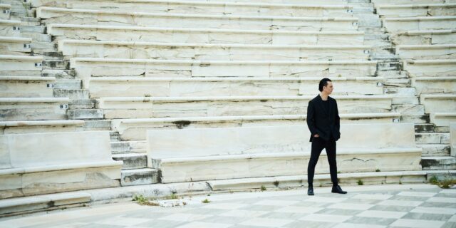 Ο σπουδαίος μαέστρος Θεόδωρος Κουρεντζής για μία συναυλία στο Ηρώδειο – “Γίνομαι έφηβος ξανά”