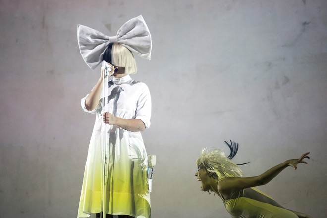 Sia: Αποκάλυψε πως βρίσκεται στο φάσμα του αυτισμού – “Τα τελευταία δύο χρόνια είμαι ο εαυτός μου”