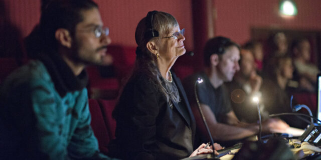 Ποιος “ανάβει” τα φώτα στη σκηνή;