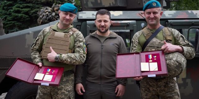 Ουκρανία: Στην πρώτη γραμμή του μετώπου ο Ζελένσκι