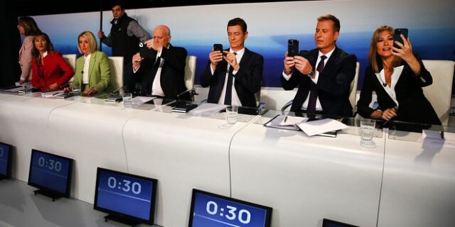 Το Twitter για το Debate: Η βραχνιασμένη Τζίμα, ο Κουτσούμπας με γραβάτα και το “κουδουνάκι” που θυμίζει μικροκύματα