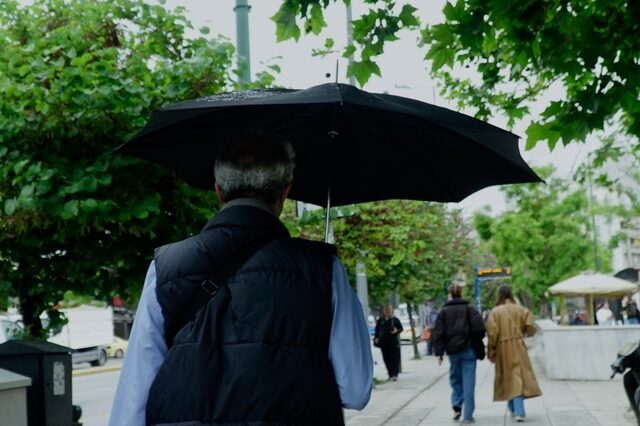 Καιρός Αθήνα: Τοπικές βροχές από το μεσημέρι την Τρίτη