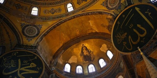 Εκλογές στην Τουρκία: Οπαδοί του Ερντογάν πανηγυρίζουν στην Αγία Σοφία