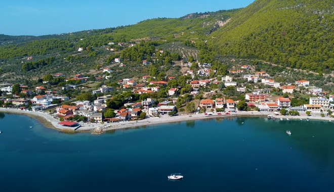 Άγιος Γεώργιος: Drone βίντεο από το ιδανικό για ήρεμες καλοκαιρινές διακοπές ψαροχώρι