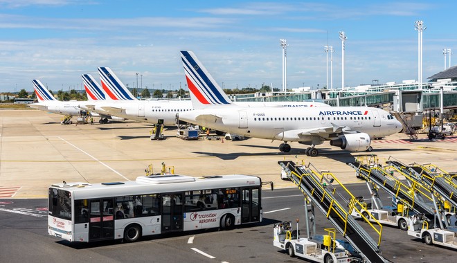 Γαλλία: Απαγορεύει τις πτήσεις μικρών αποστάσεων και προκρίνει τα τρένα
