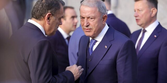 Hurriyet: Τηλεφώνημα – έκπληξη Ακάρ σε Παναγιωτόπουλο – “Καλησπέρα Νίκο, κοίτα ποιον έχω δίπλα μου”