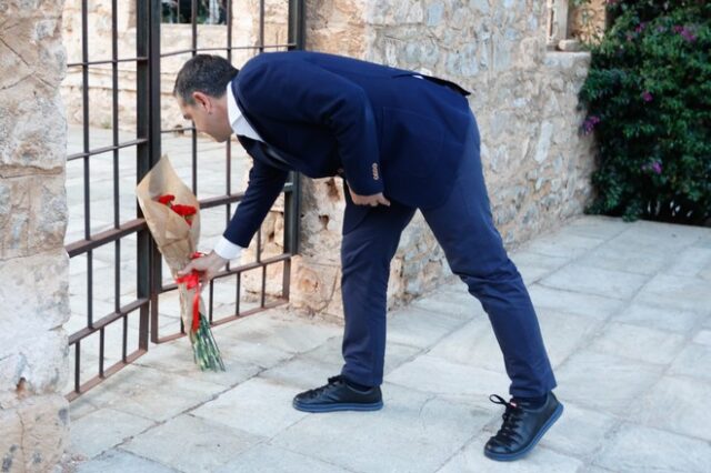 Αλέξης Τσίπρας: Κατέθεσε κόκκινα γαρύφαλλα στο Μπλόκο της Κοκκινιάς