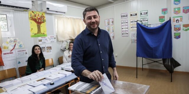 Ο Νίκος Ανδρουλάκης ψήφισε στο Αρκαλοχώρι – “Ήρθε η ώρα του κυρίαρχου λαού”