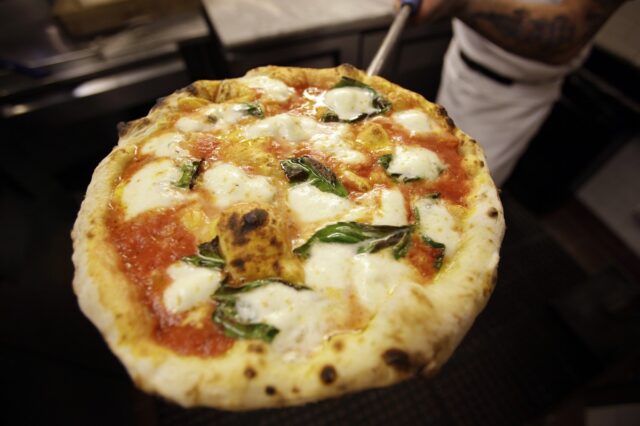 Πώς πήρε το όνομά της η πίτσα Μαργαρίτα; Πάντως όχι από μια βασίλισσα