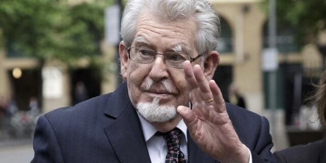 Πέθανε ο παρουσιαστής Ρολφ Χάρις – Είχε καταδικαστεί για σεξουαλικές επιθέσεις