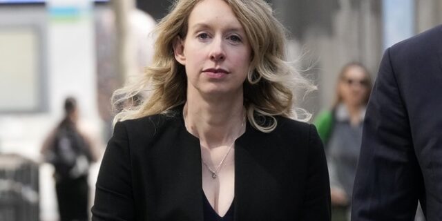 Υπόθεση Theranos: Στη φυλακή η άλλοτε “νεότερη αυτοδημιούργητη δισεκατομμυριούχος” Ελίζαμπεθ Χολμς