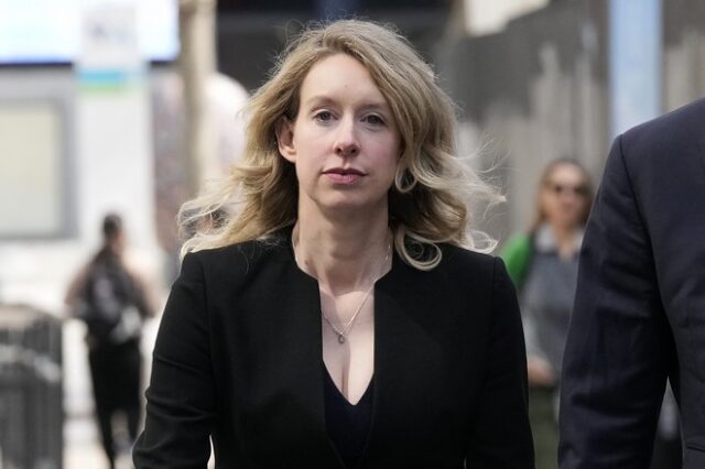 Υπόθεση Theranos: Στη φυλακή η άλλοτε “νεότερη αυτοδημιούργητη δισεκατομμυριούχος” Ελίζαμπεθ Χολμς