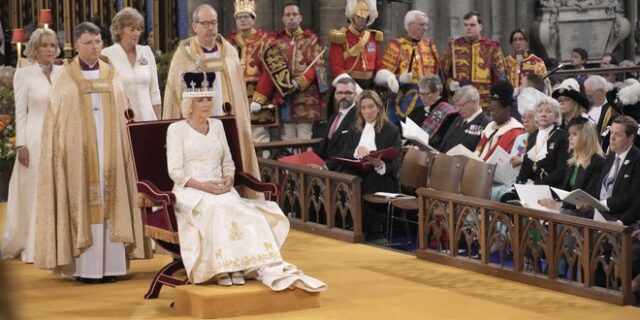 Βασίλισσα Καμίλα: Η στιγμή της στέψης – Το στέμμα που επέλεξε να φορέσει για να τιμήσει την Ελισάβετ