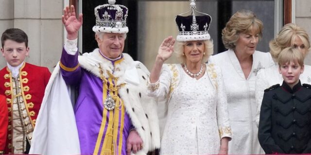 Βασιλιάς Κάρολος Γ’: Στο Μπάκιγχαμ μετά τη στέψη του – Λεπτό προς λεπτό οι εξελίξεις