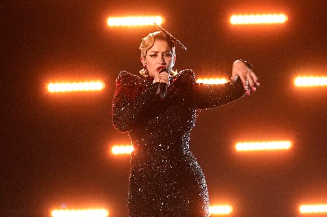 Eurovision 2023: Η εξωτική La Zarra τραγουδά για τη “μεγάλη Γαλλία” μέσα σε μια μαύρη θάλασσα