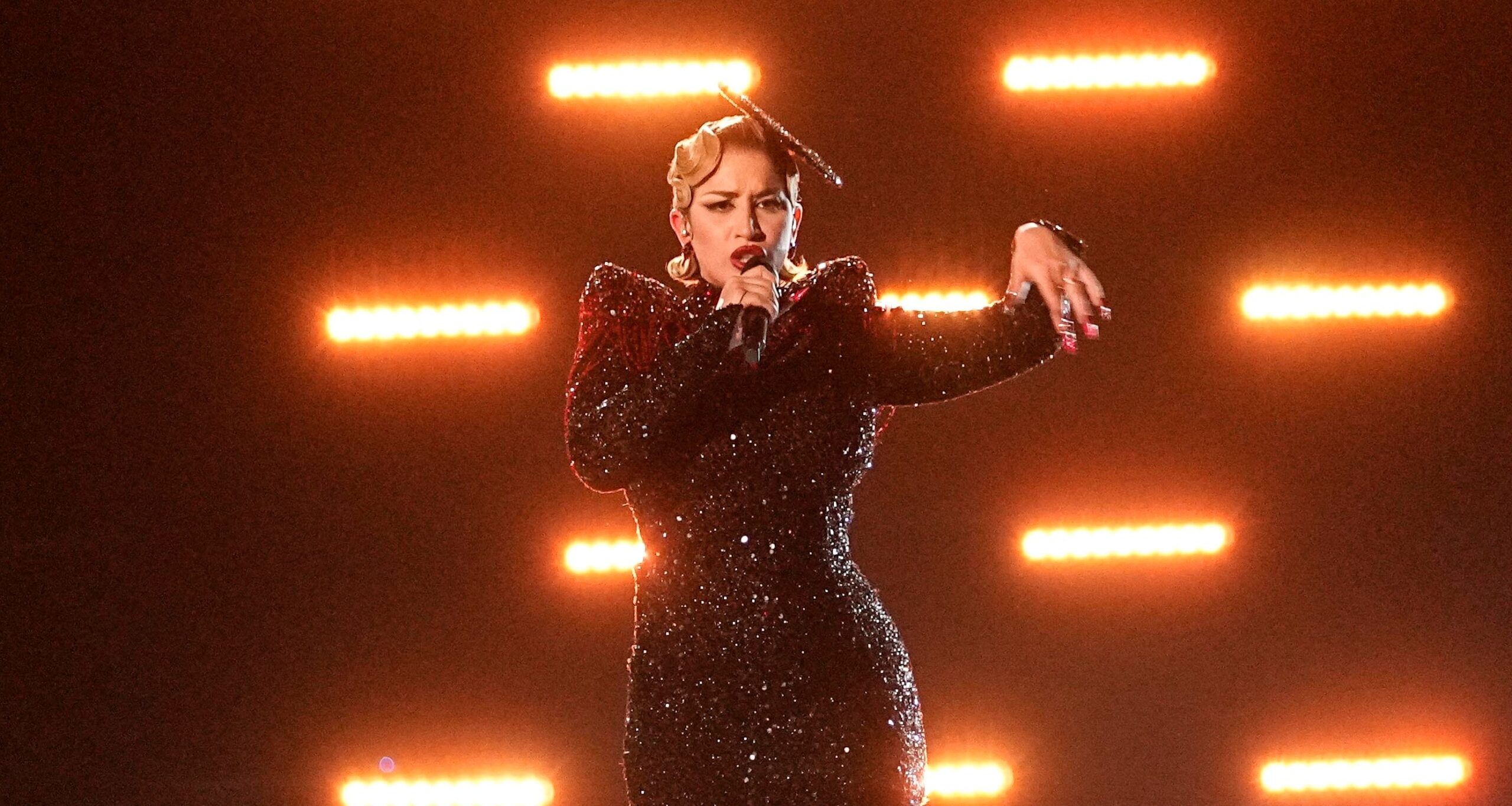 Eurovision 2023: Η εξωτική La Zarra τραγουδά για τη “μεγάλη Γαλλία” μέσα σε μια μαύρη θάλασσα
