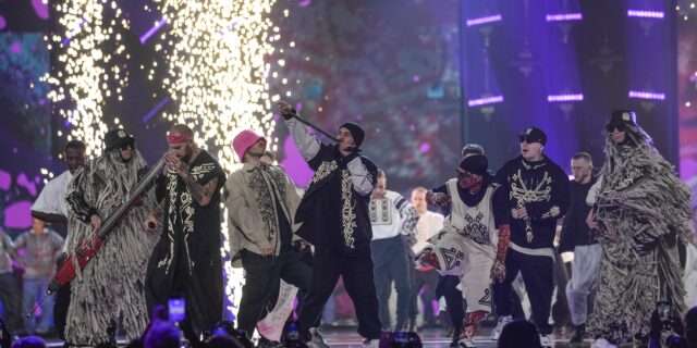 Eurovision 2023: Έναρξη του Τελικού με τους εκρηκτικούς Kalush Orchestra και την Κέιτ Μίντλετον στο πιάνο