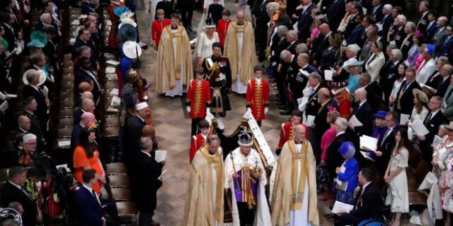 Βασιλιάς Κάρολος: Χιλιάδες κόσμου στο Λονδίνο, διαδηλώσεις και συλλήψεις αντιβασιλικών