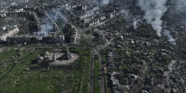 Η Ουκρανία λέει ότι τα στρατεύματά της προελαύνουν γύρω από το Μπαχμούτ –  Αποσύρεται η Wagner