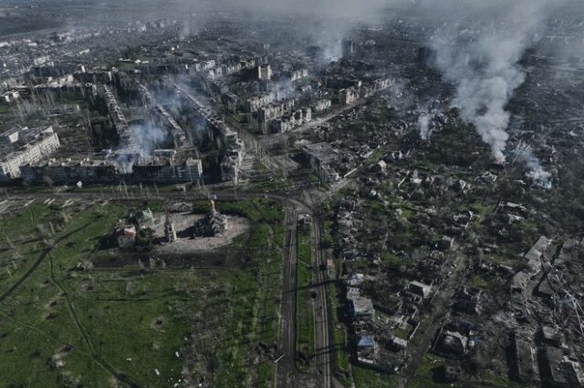 Η Ουκρανία λέει ότι τα στρατεύματά της προελαύνουν γύρω από το Μπαχμούτ –  Αποσύρεται η Wagner