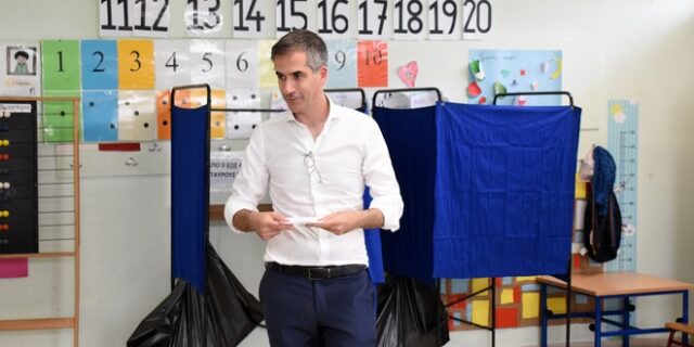 Εκλογές 2023: Ψήφισε ο δήμαρχος Αθηναίων Κώστας Μπακογιάννης