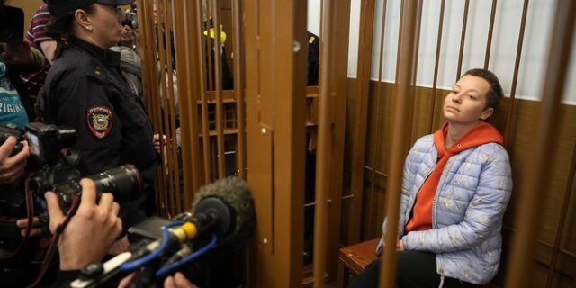 Ρωσία: Βραβευμένη σκηνοθέτιδα τέθηκε υπό κράτηση για “απολογία της τρομοκρατίας”