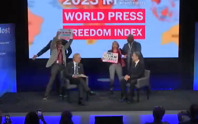 Βίντεο: Υποστηρικτές του Ασάνζ εισέβαλαν και διέκοψαν ομιλία του Μπλίνκεν