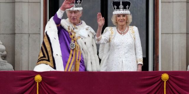 Βασιλιάς Κάρολος: Ο χαιρετισμός του βασιλικού ζεύγους από το μπαλκόνι στο παλάτι του Μπάκιγχαμ