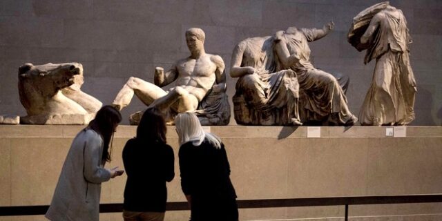 Bloomberg: “Τα Γλυπτά του Παρθενώνα δεν ανήκουν στη Βρετανία για να τα κρατά”