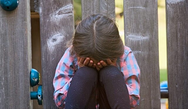Σοκαριστική καταγγελία: 7χρονη βρέθηκε δεμένη και φιμωμένη στις τουαλέτες του σχολείου της