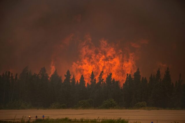 Καναδάς: Μαίνεται μεγάλη δασική φωτιά – Χιλιάδες εγκατέλειψαν τα σπίτια τους