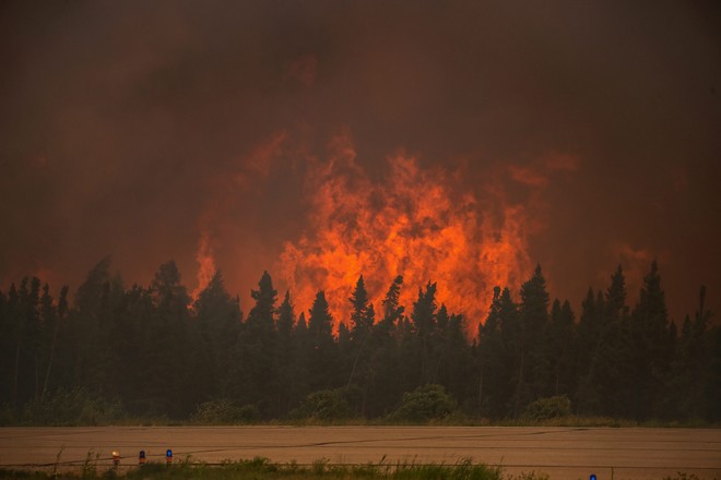 Καναδάς: Μαίνεται μεγάλη δασική φωτιά – Χιλιάδες εγκατέλειψαν τα σπίτια τους