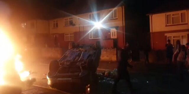 Ουαλία: Επεισόδια μετά από τροχαίο – Επιτέθηκαν σε αστυνομικούς, πυρπόλησαν αυτοκίνητα