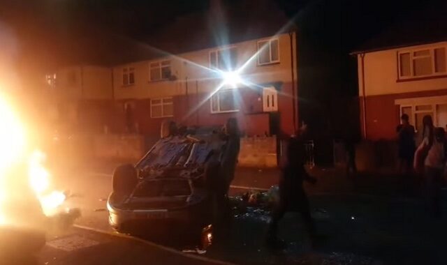 Ουαλία: Επεισόδια μετά από τροχαίο – Επιτέθηκαν σε αστυνομικούς, πυρπόλησαν αυτοκίνητα