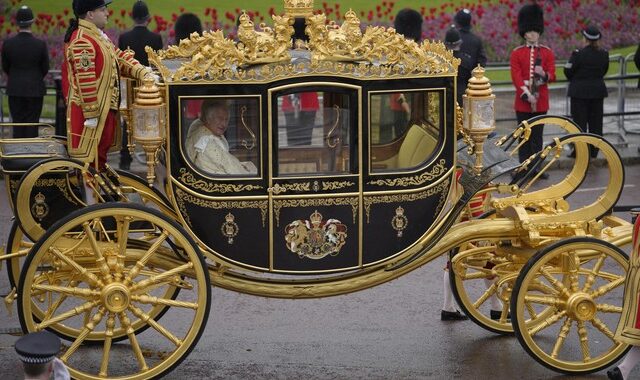 Στέψη Καρόλου: Η χρυσή άμαξα που μεταφέρει το βασιλικό ζεύγος από τα Ανάκτορα στο Αβαείο