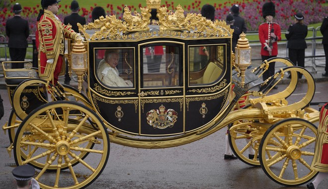 Στέψη Καρόλου: Η χρυσή άμαξα που μεταφέρει το βασιλικό ζεύγος από τα Ανάκτορα στο Αβαείο