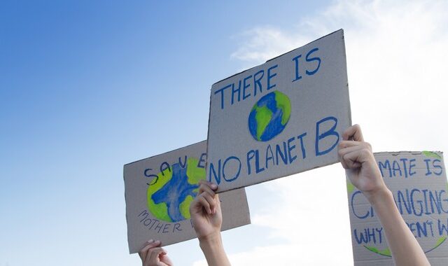 Ελβετία: Ακτιβιστές για το κλίμα διέκοψαν τη λειτουργία του διεθνούς αεροδρομίου της Γενεύης
