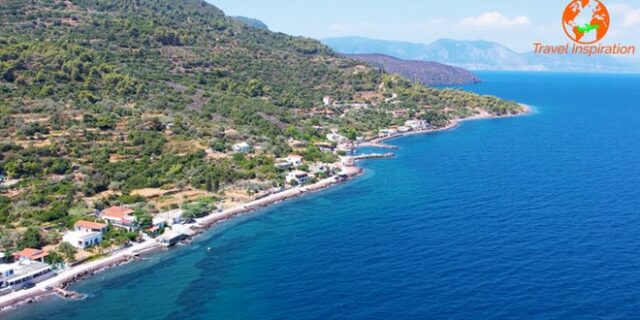 Drone βίντεο: Ο οικισμός δίπλα στα ηφαιστειακά βράχια των Μεθάνων και τα ιαματικά λουτρά του Παυσανία