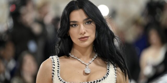 Dua Lipa: Με κόσμημα άνω των 10 εκατ. δολαρίων στο Met Gala