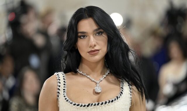 Dua Lipa: Με κόσμημα άνω των 10 εκατ. δολαρίων στο Met Gala