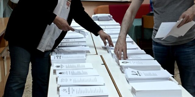 Εκλογές 2023: Τα πρώτα ευτράπελα της κάλπης – Προβλήματα με τάμπλετ κι εφορευτικές επιτροπές