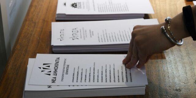 Εκλογές 2023: “Έπεσαν” τα ποσοστά ΝΔ και ΣΥΡΙΖΑ στον τόπο καταγωγής τριών θυμάτων της τραγωδίας στα Τέμπη