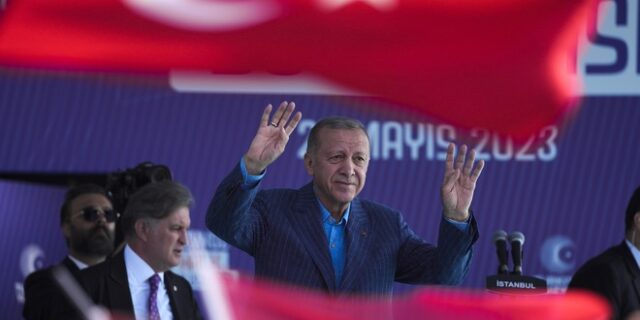 Τουρκία: Ο Ερντογάν τραβά το χαρτί του Μεχμέτ Σιμσέκ για την οικονομία