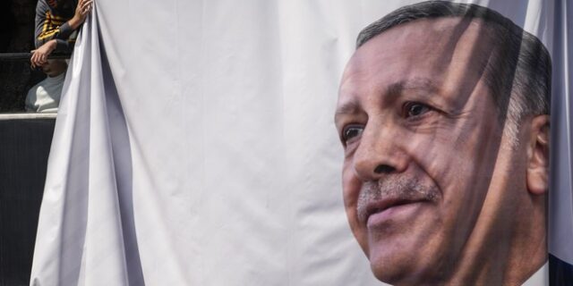 Εκλογές στην Τουρκία: Η προσευχή του Ερντογάν στην Αγία Σοφία και η “εντολή ανατροπής” του από τον Μπάιντεν