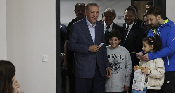 Εκλογές στην Τουρκία: Ο Ερντογάν μοίρασε χαρτζιλίκι σε παιδιά πηγαίνοντας να ψηφίσει